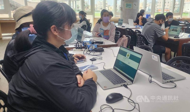 國立馬公高中「AI熱浪島.夏日創新營」活動以「跨域創意與AI實作」為主軸,學子體驗AI電腦,認真學習,用創意探索未來。中央社 114年7月15日