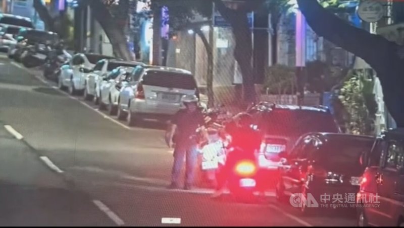北市54歲郭女14日晚間騎車於士林區中山北路七段違規紅燈右轉，巡邏員警見狀攔查舉發，郭女無機車駕照，拒簽收告發單，還情緒激動地拍落員警手機，甚至咬傷員警手部並攻擊腿部，當場依妨害公務、傷害等罪嫌現行犯逮捕。（翻攝照片）中央社記者黃麗芸傳真　114年7月15日