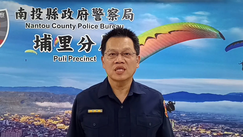 南投縣政府警察局埔里分局副分局長楊光旭（圖）15日表示，有關慶生活動將壽星以保鮮膜綑綁在車頂上遊街事件，已觸犯道路交通管理處罰條例，如果妨礙公眾通行，將以違反社會秩序維護法通知到案。（南投縣警察局提供）中央社記者鄭維真傳真  114年7月15日