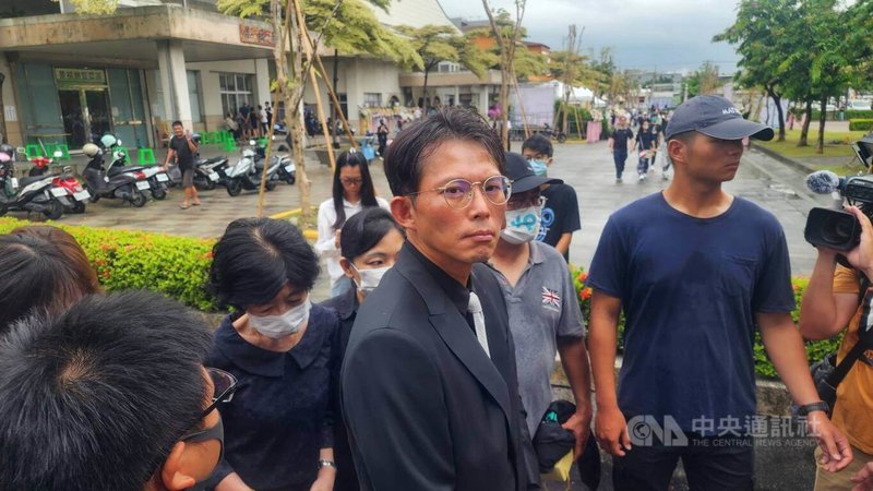 前台北市副市長彭振聲妻子在高雄住處墜樓身亡,15日在高雄市立殯儀館舉行公祭,民眾黨主席黃國昌(前中)在前台北市長柯文哲妻子陳佩琪(前左)陪同下到場弔唁。中央社記者洪學廣攝 114年7月15日