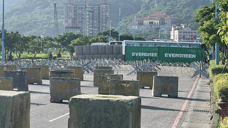 陸軍在八里區商港九路由外至內設置6道阻絕,分別為水泥塊、紐澤西護欄、鋼刺蝟及蛇腹型鐵絲網、機動阻絕器材(HESCO)、貨櫃,以及動員來的遊覽車等大型車輛作為第6道堵絕。(國軍第三作戰區提供)中央社記者吳書緯傳真 114年7月15日