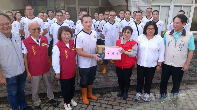 颱風丹娜絲釀嘉義嚴重災情,內政部調度替代役男前往嘉義協助災後復原,部長劉世芳(前排右3)15日與市長黃敏惠(前排左3)、民進黨立委王美惠(前排右2)到嘉義公園慰勞替代役男。中央社記者蔡智明攝 114年7月15日