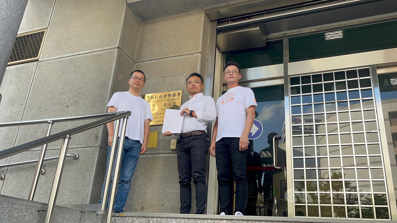 國民黨立委洪孟楷(中)指罷團抹黑,造謠他買票走路工、動員宮廟及陣頭,洪孟楷認為這已違反公職人員選舉罷免法,15日下午到新北地檢署提起告發,希望檢方趕快偵辦以正視聽。中央社記者趙敏雅攝 114年7月15日