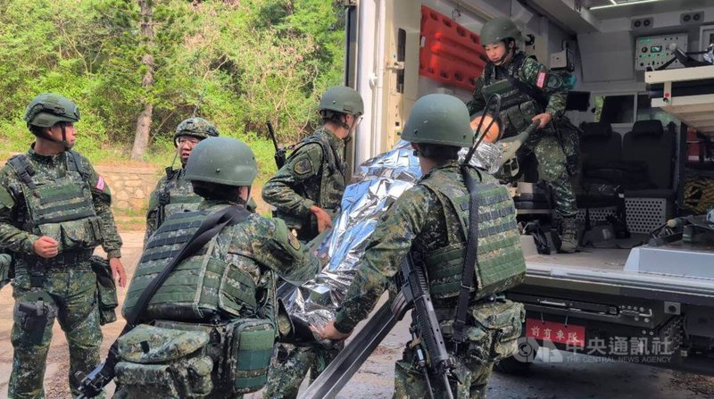國軍「漢光41號」實兵操演持續進行,陸軍金門防衛指揮部15日下午在花崗石醫院,實施戰傷救護與大量傷患後送演練。中央社記者吳玟嶸攝 114年7月15日