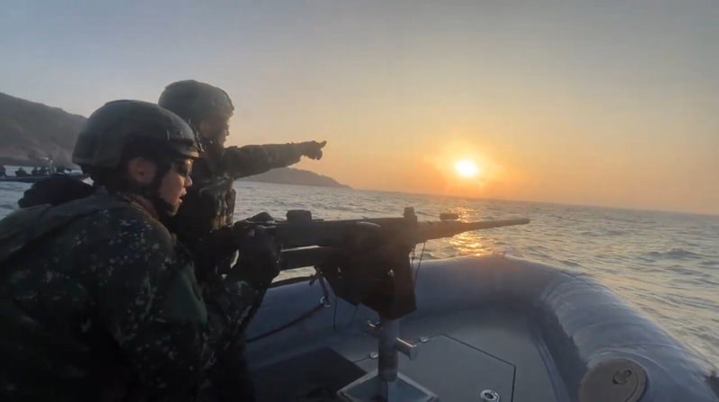 國軍「漢光41號」實兵操演進入第7天,馬祖防衛指揮部莒光守備大隊15日於莒光地區實施實彈射擊,模擬敵軍自海上突襲,兩棲連以成功艇實施近岸水域作戰,有效打擊接近敵船。(馬祖防衛指揮部提供)中央社記者潘欣彤傳真 114年7月15日