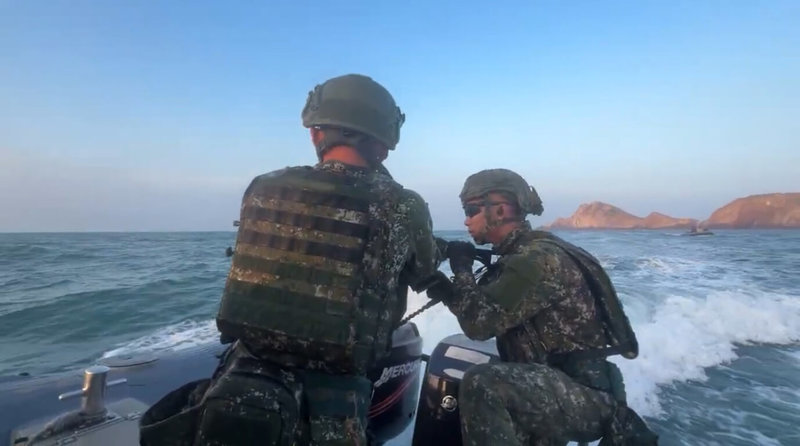 國軍年度重大演習「漢光41號」實兵操演,馬祖防衛指揮部莒光守備大隊15日清晨於莒光實施實彈射擊,模擬敵軍自海上突襲,以實戰化操演展現重層火力打擊能量。(馬祖防衛指揮部提供)中央社記者潘欣彤傳真 114年7月15日