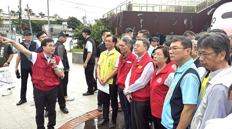 行政院長卓榮泰（右4）赴彰化鹿港，聽取水利署長林元鵬（左1）說明淹水災情及後續因應作法。（水利署提供）中央社記者曾智怡傳真 114年7月15日