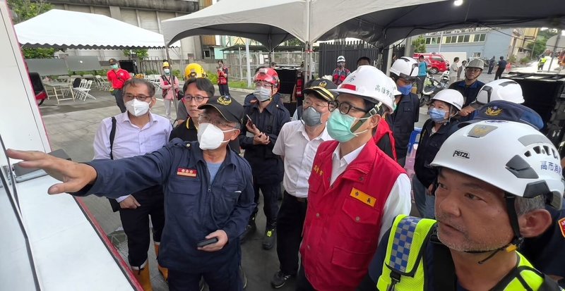 高雄市小港區三元能源公司鋰電池工廠14日發生火警,消防局15日上午7時許撲滅火勢。市長陳其邁(前右2)也重回現場關切救災,他表示目前空氣品質無異常,環保局將持續監控。(高雄市政府提供)中央社記者洪學廣傳真 114年7月15日