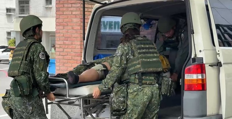 空軍台東志航基地憲兵V-150輪型裝甲車15日執行漢光演習的營內訓練，上坡路段下滑側翻，2名軍人受傷送醫。（民眾提供）中央社記者盧太城台東傳真  114年7月15日
