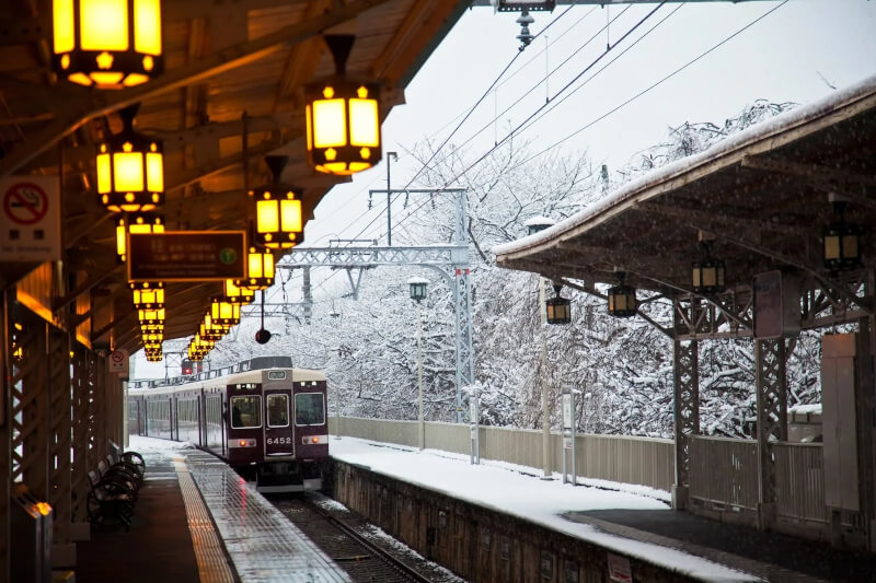 阪急電鐵列車在雪中開往嵐山。(圖取自Pakutaso圖庫)