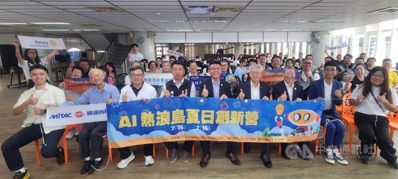 育秀教育基金會和神通共同捐贈全台首批AI電腦，15日進駐馬公高中AI實驗室，馬公高中校長石仲哲（前中）、澎湖縣議長陳毓仁（前左4）等出席啟用儀式。中央社  114年7月15日