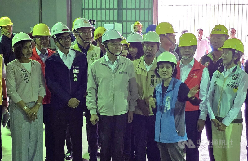 行政院長卓榮泰(前中)15日在高雄市長陳其邁(前左2)等人陪同下,視察農業部農糧署仁武倉庫。中央社記者董俊志攝 114年7月15日