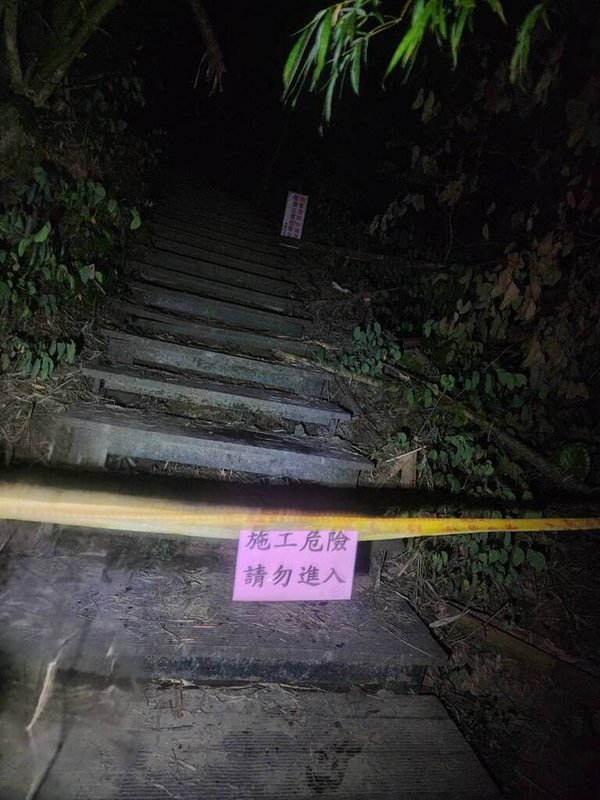 颱風丹娜絲影響,嘉義市蘭潭後山步道毀損嚴重,6日起拉起封鎖線封閉。(嘉義市消防局提供)中央社記者姜宜菁傳真 114年7月15日