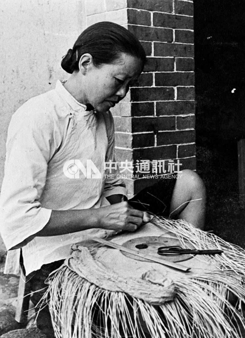 藺草編織工藝在苗栗苑裡已有百年歷史，早年農村婦女靠藺編支撐家計。中央社記者秦炳炎攝　44年7月17日