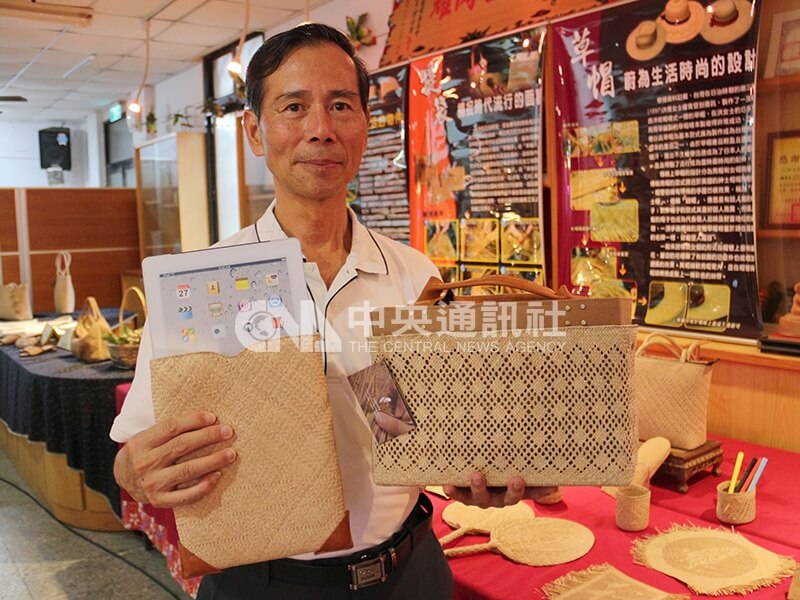 台灣藺草學會理事長葉文輝推動苗栗苑裡藺草編織產業復甦,引入年輕創新活力,跳脫傳統框架,開發多元產品,廣受好評。中央社記者管瑞平攝 103年7月6日