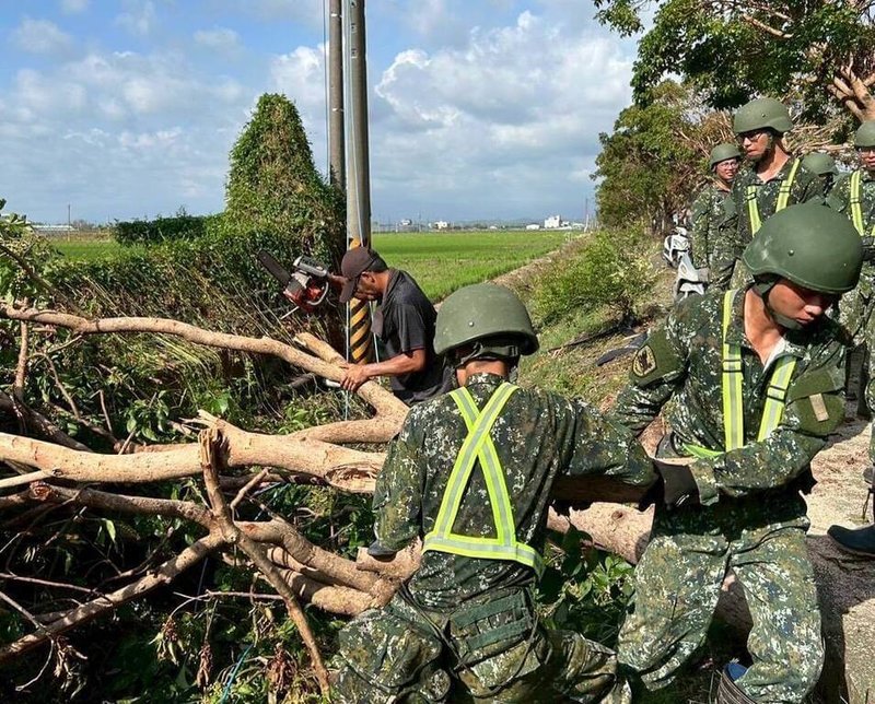 負責南台灣防務及救災的國軍第四作戰區15表示,持續派遣兵力協助台南12行政區災後復原。(四戰區提供)中央社記者游凱翔傳真 114年7月15日