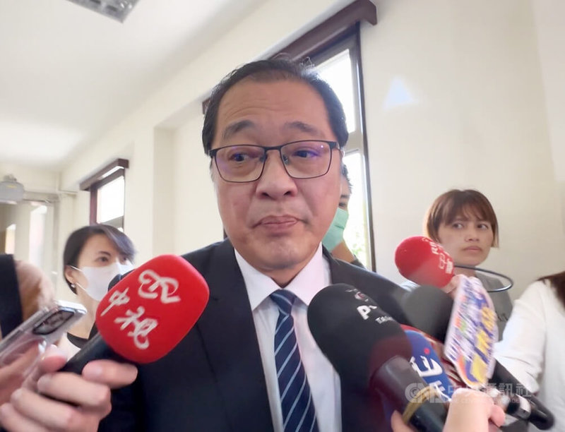新北土城日前發生家暴殺妻案，衛福部指遺憾的是檢方事前未聲押。法務部長鄭銘謙（中）16日表示，衛福部14日的會議有邀集司法院、法務部、內政部警政署派員與會，討論建立家暴高風險評估機制，針對高風險因子如時常家暴的相關資訊提供給檢察官參考，並審酌聲請羈押。中央社記者劉世怡攝　114年7月16日