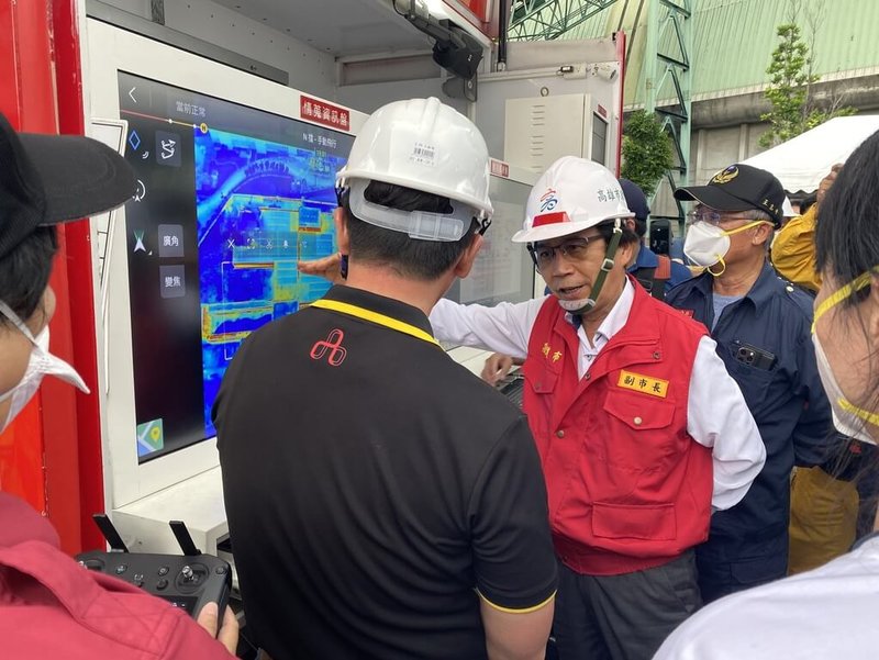 高雄小港三元能源科技鋰電池工廠14日失火,市府召集局處成立專案小組,全面調查釐清起火原因,專案小組召集人、副市長林欽榮(左2)15日再度前往火場,釐清火災應變及廠方處置情形。(高雄市政府提供)中央社記者洪學廣傳真 114年7月16日