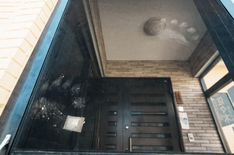 北海道福島町一處民宅紗窗上14日發現棕熊腳印。(共同社)