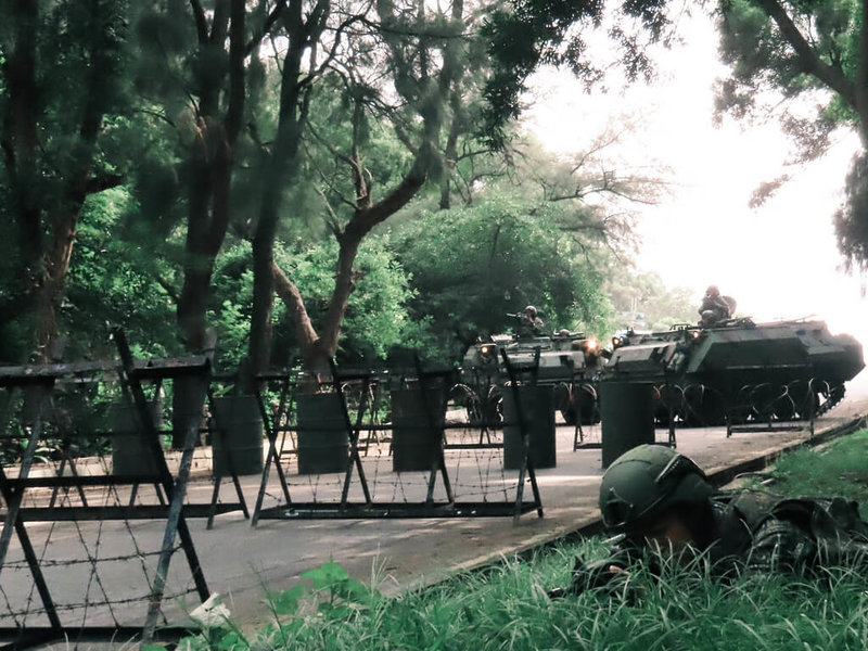 國軍「漢光41號」演習16日進入第8天,馬祖防衛指揮部北高守備大隊於北竿地區實施灘岸戰鬥。圖為官兵設置阻絕工事,拒止敵人擴張突入,以利遂行打擊任務。(馬祖防衛指揮部提供)中央社記者潘欣彤傳真 114年7月16日