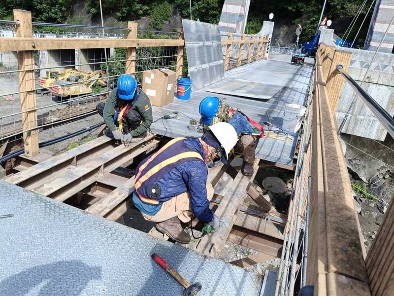 近期有民眾反映高雄市桃源區索阿紀吊橋路況不佳，市府原住民事務委員會16日表示，相關廠商已進場搶修，維持橋梁通行狀態，並自18日起上午8時到下午5時30分封閉橋梁，加緊維修工程，其餘時段開放通行。（高雄市原民會提供）中央社記者張已亷傳真　114年7月16日
