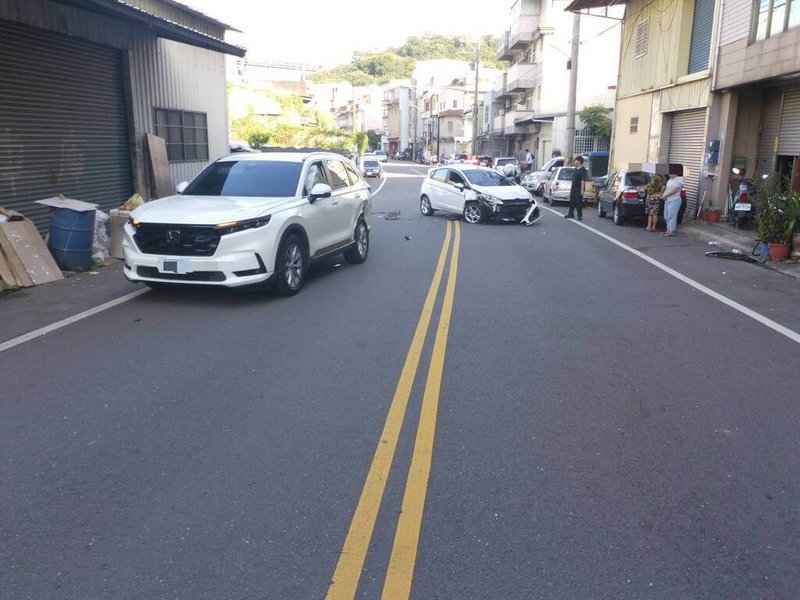 吳姓男子日前開車行經新竹縣竹東鎮和江街某路口時追撞官姓男子所開轎車，導致2人受傷。吳男肇事後棄車徒步逃離，經警方通知才到案說明，全案依違反刑法肇事逃逸罪函送檢方偵辦。（警方提供）中央社記者郭宣彣傳真　114年7月16日