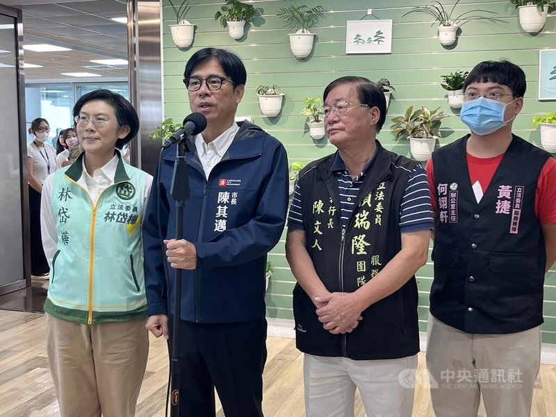 高雄市長陳其邁(左2)16日上午出席「高雄市醫療淨零小聯盟」啟動儀式,會前聯訪時他說,若未做整體經濟評估就普發現金,「這是否是對國家最好的方案,還有待斟酌」。中央社記者林巧璉攝 114年7月16日