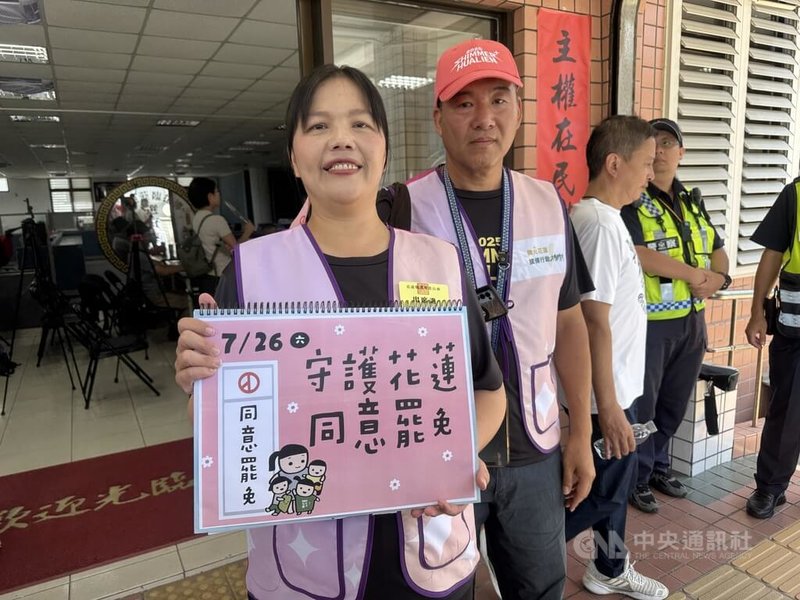 花蓮縣選舉委員會16日上午舉辦電視罷免說明會,公民團體「微光花蓮」領銜人李美玲(前)指出國民黨立委傅崐萁失職行為,要求傅崐萁正面回應公民聲音。中央社記者張祈攝 114年7月16日