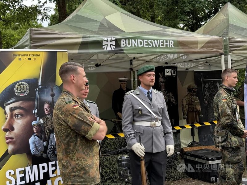德國聯邦國防軍在柏林設立招募攤位,展示不同軍種制服與裝備,吸引民眾駐足參觀。中央社記者林尚縈柏林攝 114年7月16日