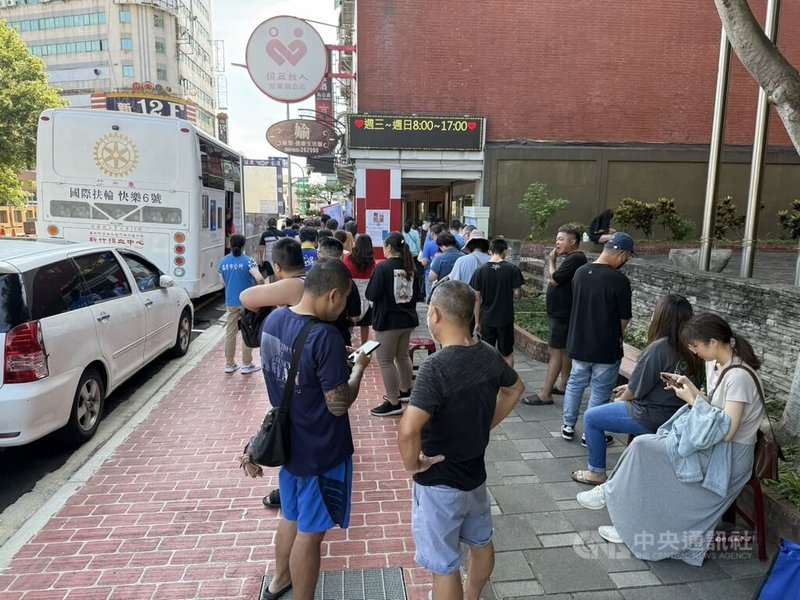 颱風過後全台血液庫存量降低,富邦慈善基金會16日在苗栗市結合在地企業舉辦「有臂而來」捐血送烤雞活動,民眾大排長龍。中央社記者管瑞平攝 114年7月16日