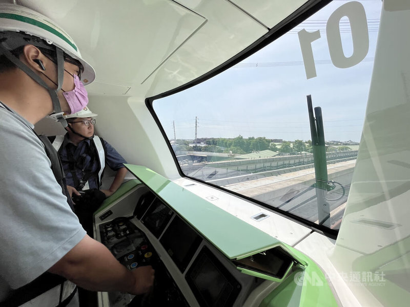 桃園捷運綠線坑口至藝文特區北段7站預計2026年底通車,16日率先進行高架路段動態測試,列車由G13站緩速穩定駛向G14站。中央社記者葉臻攝 114年7月16日