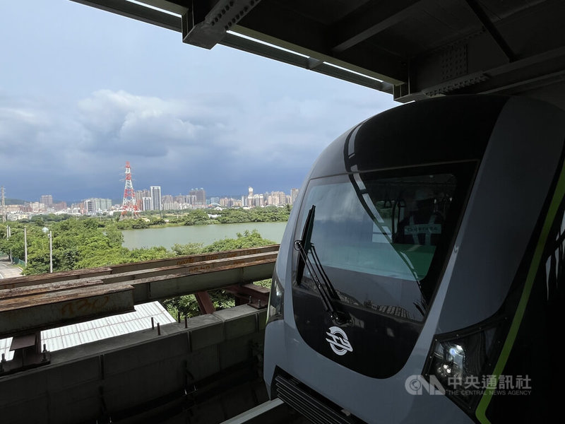 桃園捷運綠線16日在優先通車高架路段進行動態測試,象徵捷運綠線建設正式駛入主線,力拚坑口至藝文特區北段7站於2026年底順利通車。中央社記者葉臻攝 114年7月16日