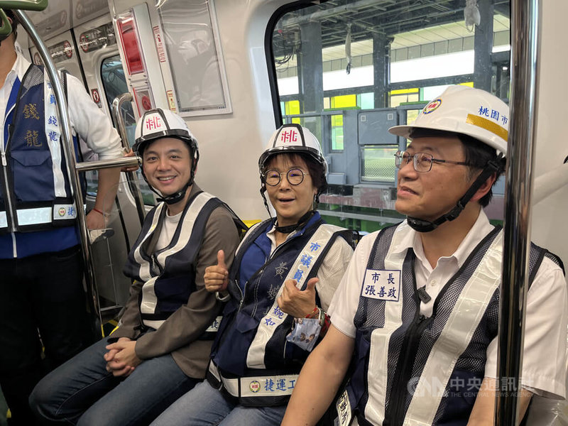 桃園市長張善政(右)16日參與桃園捷運綠線在優先通車高架路段所進行的動態測試,於G13站上車試乘。中央社記者葉臻攝 114年7月16日