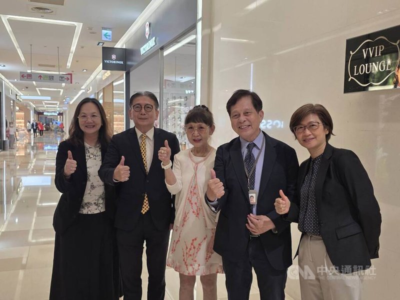 遠東百貨總經理徐雪芳(中)近期卸下百貨零售企業協會理事長8年任務,她坦言,台灣百貨市場漸趨競爭,「不能阻止新的百貨加入市場」,但對遠百下半年營運仍樂觀、繼續力拚成長。中央社記者江明晏攝 114年7月16日