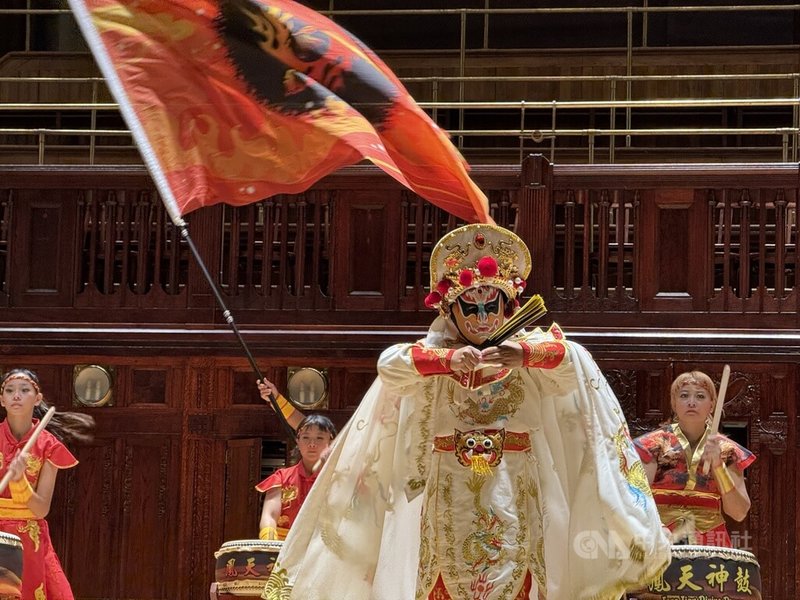 首屆「台灣文化日」15日於捷克布拉格登場,鳳天神鼓表演內容以台灣廟宇文化為主軸,也邀請變臉師跨界合作,呈現視覺與聲響多元的動態演出。中央社記者劉郁葶布拉格攝 114年7月16日