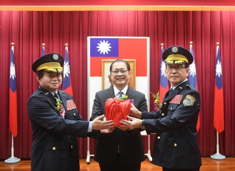 法務部矯正署長周輝煌（左）屆齡退休，由副署長林憲銘（右）接任署長一職，16日完成交接，並由部長鄭銘謙（中）擔任監交人。（矯正署提供）中央社記者劉世怡傳真  114年7月16日