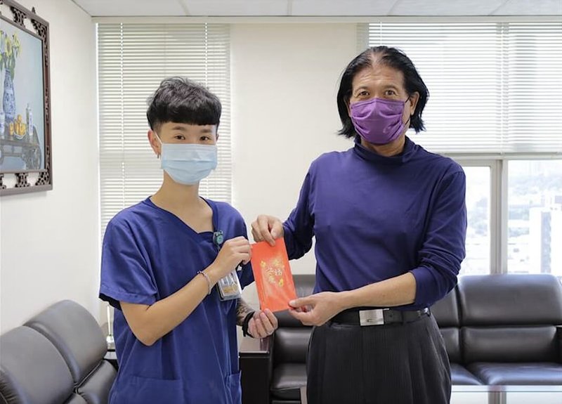 一名女病患日前在苗栗縣為恭紀念醫院急診室突然情緒失控,持利剪意圖攻擊醫師後頸部,幸護理師朱銘慧(左)機警察覺,徒手制伏女子,院長李文源(右)16日頒發獎金表揚。(為恭紀念醫院提供)中央社記者管瑞平傳真 114年7月16日