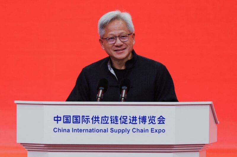 輝達創辦人黃仁勳16日在北京表示,人工智慧(AI)的下一波浪潮將是機器人系統。(路透社)