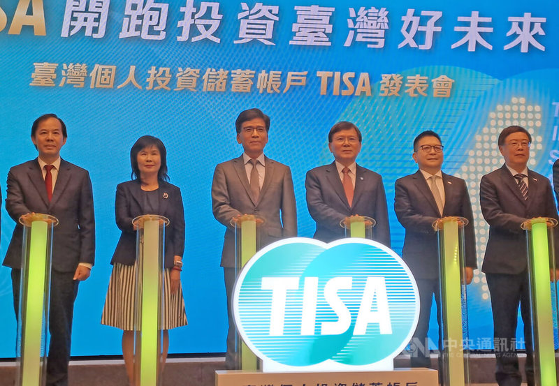 台灣集中保管結算所董事長林丙輝（右3）16日表示，台灣個人投資儲蓄帳戶（TISA帳戶）基金先行，除盼將來可望享有稅負優惠之外，目前已獲投信業者讓利，以遠低於一般行情的經理費提供TISA帳戶。左起證期局長張振山、財政部賦稅署長宋秀玲、金管會主委彭金隆、林丙輝、證交所董事長林修銘、期交所董事長吳自心。中央社記者潘智義攝 114年7月16日