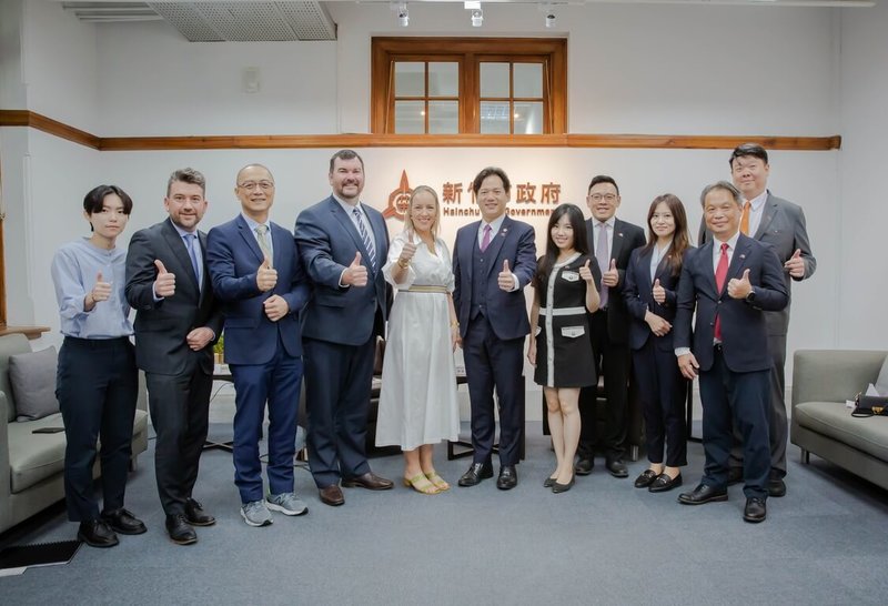 澳洲維多利亞州參議員希斯（Renee Heath）（左5）、劉忠（Trung Luu）（左3）、眾議員布爾（Josh Bull）（左2）及南澳州眾議員泰福（Sam Telfer）（左4）16日訪問新竹市政府，由代理市長邱臣遠（左6）接待並進行交流。（新竹市政府提供）中央社記者魯鋼駿傳真 114年7月16日