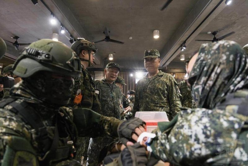 國防部副部長柏鴻輝(站立者右1)16日視導台東自強41號演習「軍、公、民醫療體系機制遂行戰傷醫療處置」演練。(軍聞社提供)中央社記者吳書緯傳真 114年7月16日