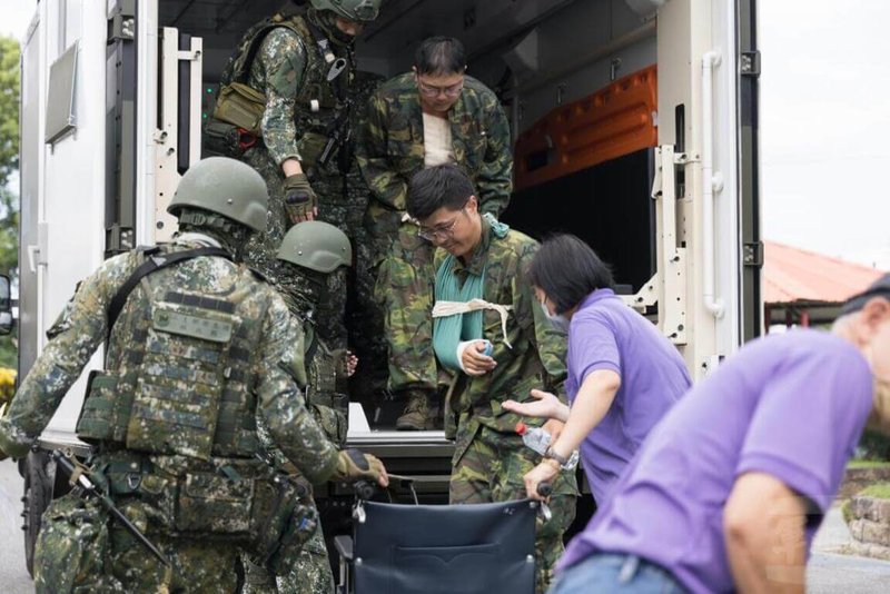 台東16日舉行自強41號演習,模擬戰時大量官兵及民眾傷患湧入急救責任醫院後,輕傷人員轉往馬蘭榮家收治。(軍聞社提供)中央社記者吳書緯傳真 114年7月16日