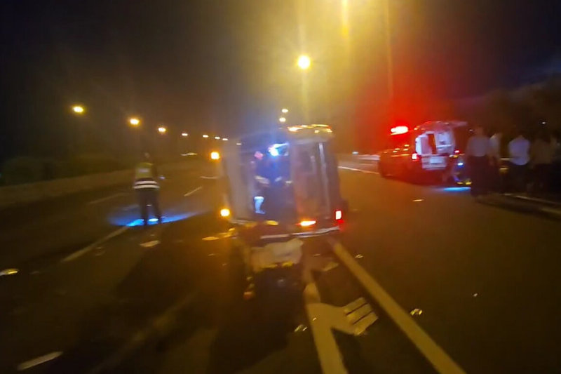 一輛9人座廂型車16日清晨行經國道1號北向台南下營路段，與一輛自小客車發生碰撞，廂型車側翻，2車共有7人受傷送醫。（讀者提供）中央社記者楊思瑞台南傳真  114年7月16日