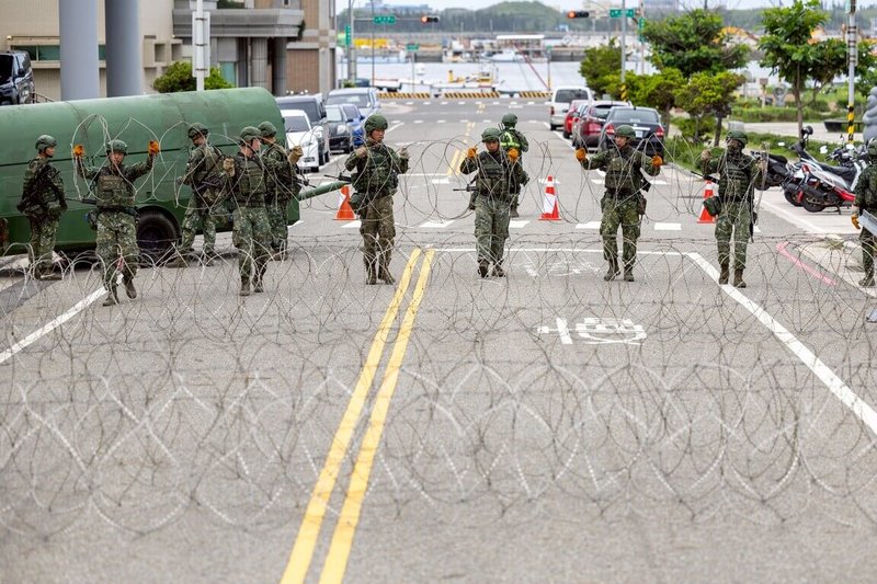 漢光41號演習，澎湖防衛部15日進行「核心地區作戰道路阻絕設置」演練，官兵於市區道路架設蛇腹型鐵絲網。（澎湖防衛部提供）中央社　114年7月16日