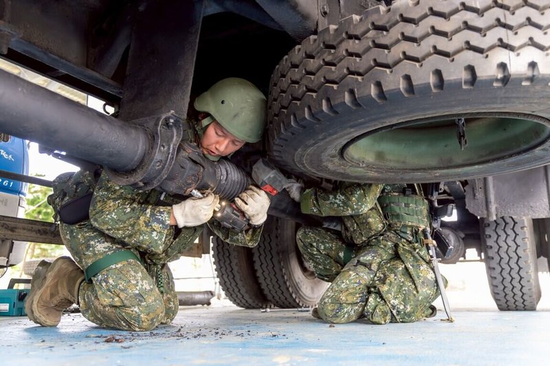 漢光41號演習,澎湖防衛部15日進行「核心地區作戰道路阻絕設置」演練,官兵實施野戰搶修戰損車輛與傳動軸更換作業。(澎湖防衛部提供)中央社 114年7月16日