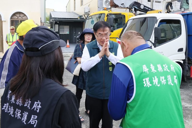 颱風丹娜絲重創台南,市長黃偉哲(中)16日前往鹽水區,慰勞投入災後清理整頓的屏東縣支援團隊,雙手合十致謝。(台南市政府提供)中央社記者張榮祥台南傳真 114年7月16日