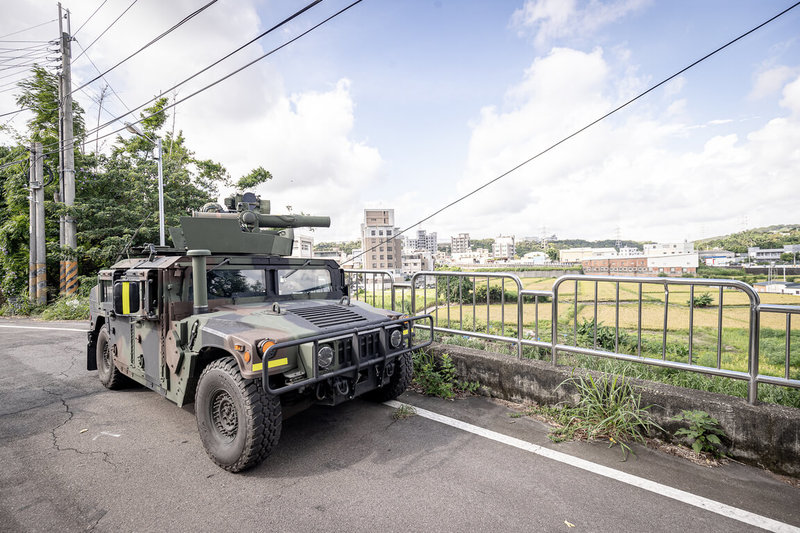 國軍「漢光41號」演習,16日由第五作戰區在台中地區實施「要域縱深防禦作戰演練」,出動拖式飛彈車,快速進入射擊位置。(軍方提供)中央社記者郝雪卿傳真 114年7月16日