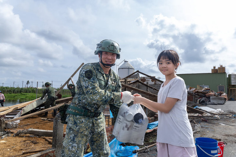 第四作戰區官兵持續投入台南救災,地方居民自發送來飲料,感謝官兵協助市容復原。(第四作戰區提供)中央社記者游凱翔傳真 114年7月16日