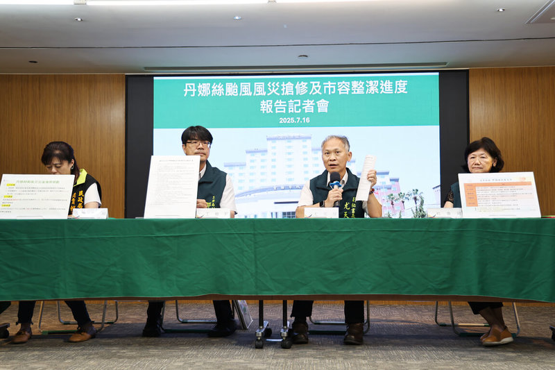 颱風丹娜絲重創台南,市府秘書長尤天厚(右2)16日公布最新住屋毀損慰助方案,每住屋最高可領新台幣10萬元,預計自17日起受理申請。(台南市政府提供)中央社記者張榮祥台南傳真 114年7月16日