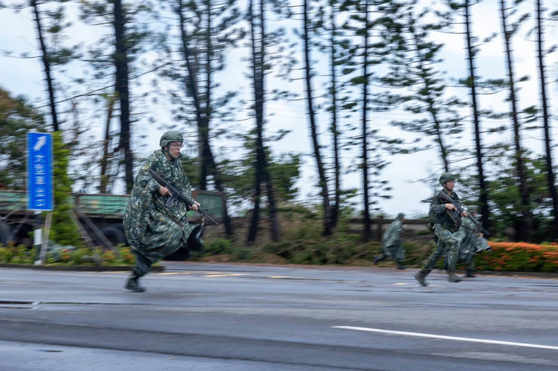「漢光41號演習」實兵演練進入縱深防禦作戰階段,模擬敵軍登陸灘岸並持續向城鎮前進,第4作戰區步兵137旅教召部隊16日依令實施逐次抵抗,延緩敵軍北進企圖,教召員展現部隊作戰韌性與訓練成效。(第4作戰區提供)中央社記者楊思瑞台南傳真 114年7月16日